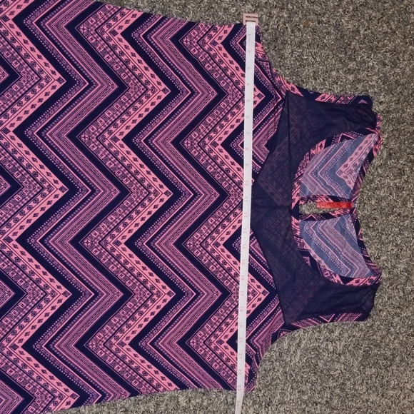 Coral and Navy blue blouse. - Picture 5 of 7